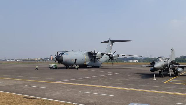 Pesawat Airbus A100M (tengah, terjauh) yang mampu mengangkut kargo bermuatan maksimal 37 ton. Pesawat milik AU Prancis itu tengah singgah di Halim Perdanakusuma usai mengikuti latihan gabungan di Australia (21/8) (Liputan6.com / Rizki Akbar Hasan)