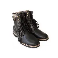 Tampaknya pria ini salah beli sepatu, deh. Lambang swastika di alas sepatunya bikin orang-orang curiga kalau Nazi masih ada. (Via: boredpanda.com)