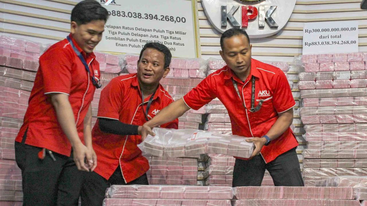 FOTO: KPK Pamerkan Rp 300 Miliar Uang Sitaan saat Serahkan Rp 883 Miliar ke Taspen