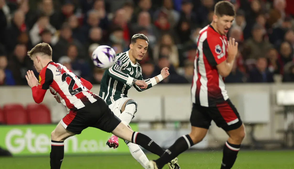Brentford berhasil melepas 31 tendangan terarah ke gawang The Reds Devils. (AP Photo/Ian Walton)