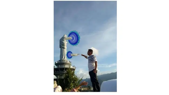 Editan Foto Pria Sentuh Tangan Patung Ini Kocak Banget