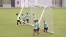 Pemain Bhayangkara FC menggotong tiang gawang saat sesi latihan di Lapangan B Senayan, Jakarta, Kamis (4/1/2023). Mereka tetap menggenjot porsi latihan meski kompetisi BRI Liga 1 sedang libur panjang. (Bola.com/M Iqbal Ichsan)