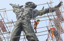 FOTO: Menengok Proses Konservasi Monumen Pembebasan Irian Barat