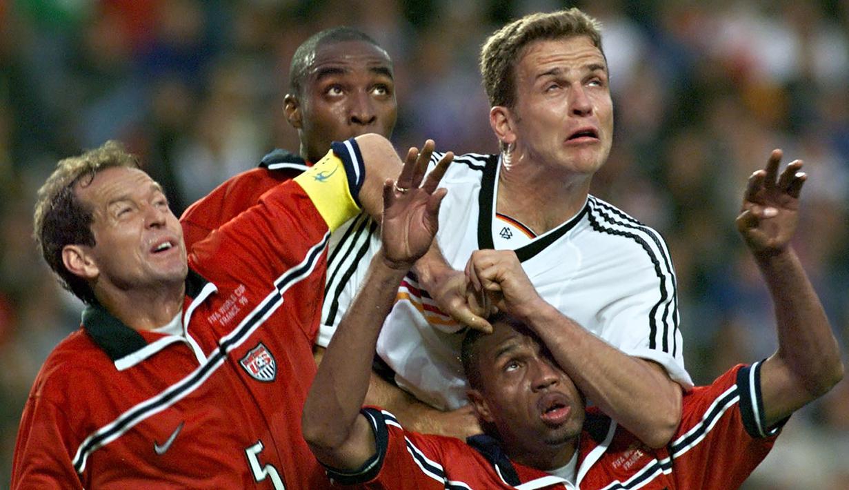 Olivier Bierhoff. Striker Jerman ini memperkuat Chievo selama 1 musim di akhir kariernya pada 2002/2003. Total bermain dalam 30 laga dengan mencetak 7 gol. Partai terakhirnya adalah saat Chievo kalah 3-4 dari Juventus, dimana ia mencetak Hattrick. (Foto: AFP/Pedro Ugarte)