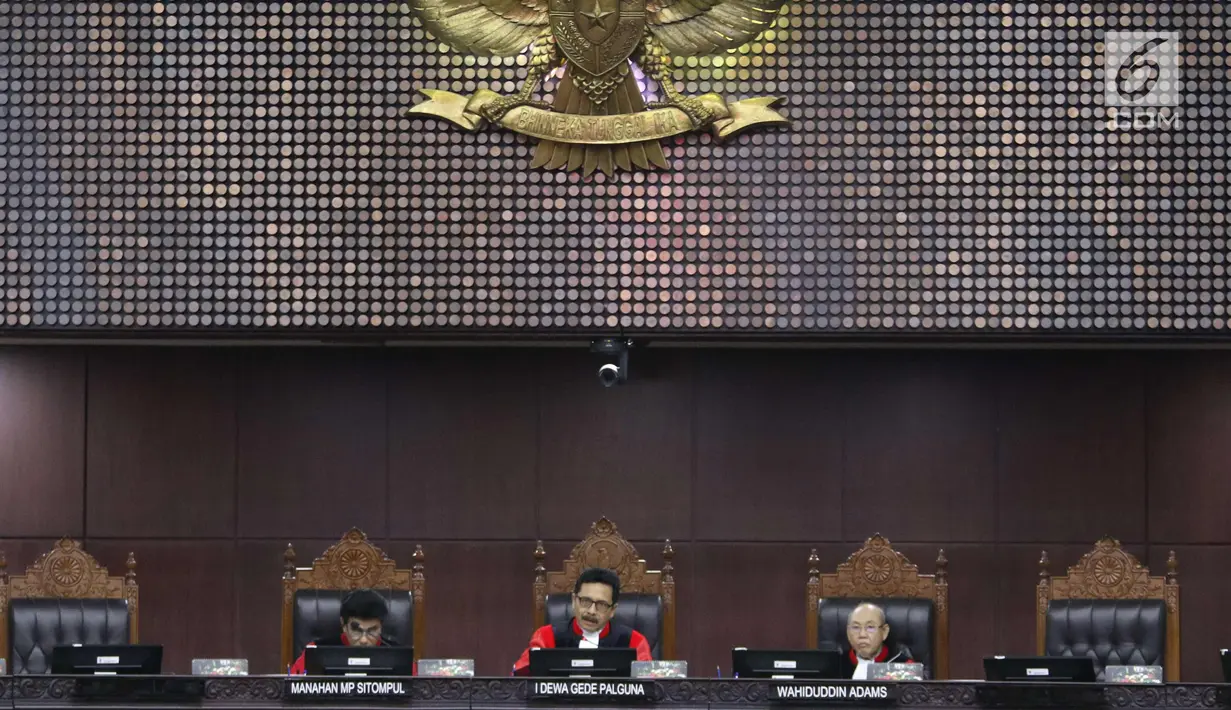 Ketua Hakim Mahkamah Konstitusi I Dewa Gede Palguna (tengah) dan anggota Hakim Mahkamah Konstitusi Manahan MP Sitompul (kiri) dan Wahiduddin Adams saat sidang uji UU BUMN di Jakarta, Senin (5/3). (Liputan6.com/Angga Yuniar)