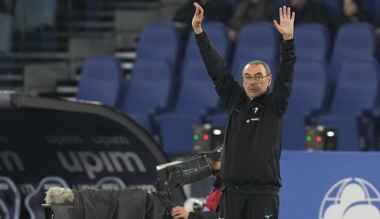 Pelatih Lazio, Maurizio Sarri memberi instruksi kepada pemainnya saat menghadapi Juventus pada laga pekan ke-29 Liga Italia 2022/2023 di Olimpico Stadium, Roma, Minggu (9/4/2023) dini hari WIB. (AP Photo/Alessandra Tarantino)