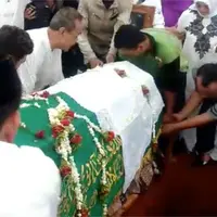 Segenap kerabat dan sahabat mengantar Sys NS ke tempat peristirahatannya yang terakhir.