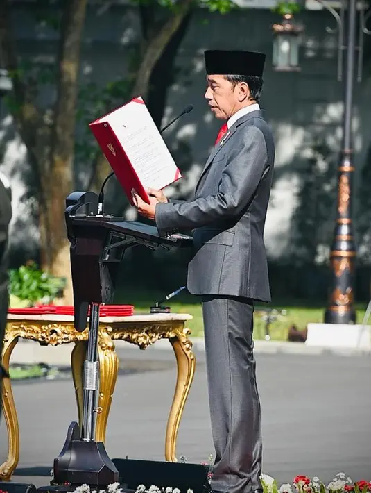 Presiden Joko Widodo membacakan sumpah saat upacara dalam Prasetya Perwira (Praspa) TNI-Polri tahun 2022 di Istana Merdeka, Jakarta, Kamis (14/7/2022). Perwira yang dilantik Presiden, terdiri atas lulusan Akademi Militer 292 orang, lulusan Akademi Angkatan Laut sebanyak 107 orang. (Foto: Biro Pers Sekretariat Presiden)