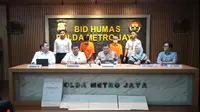 Tersangka yang diduga terlibat dalam aksi penipuan yang mengatasnamakan TASPEN  berhasil diamankan oleh Polda Metro Jaya.