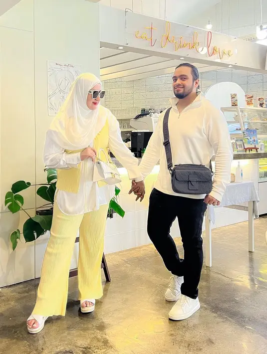 Menyertai video klarifikasi di YouTube, Tasyi Athasyia menjelaskan, suaminya tak dapat keuntungan sedikit pun dengan hadir di episode itu. Bahkan ia memberi pesan menyentuh. “Ini semua salah Aku. Aku tau akan begini,” kata Syech Zaki. “Makanya dari dulu aku larang kamu membuat acara itu, saat itu kamu berdua belum siap, nanti saat dia siap aku yang akan mendukung. Manusia ada masa siap nya, seperti Janin kandungan, tidak bisa di paksa segera lahir dalam 1 Bulan,” imbuh sang suami. (Foto: Dok. Instagram @tasyiiathasyia)