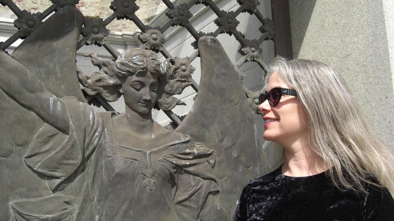 Loren Rhoads, Wanita si Penjelajah Makam (1)