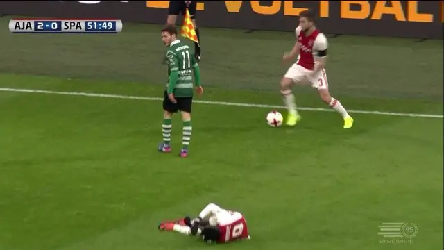 Joel Veltman asal Ajax Amsterdam melakukan aksi tak sportif kontra Sparta Rotterdam. Ia menipu lawannya dengan memanfaatkan pemain cedera.