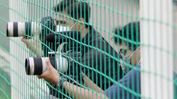 Dua orang wartawan merekam kegiatan latihan Timnas Indonesia di Lapangan D, Senayan, Jakarta. (Bola.com/ M Iqbal Ichsan)