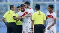 Bek Borneo FC, Diego Michiels melihat jam milik wasit Asep Yandis usai berakhirnya pertandingan melawan PSM Makassar dalam laga matchday ke-3 Grup B Piala Menpora 2021 di Stadion Kanjuruhan, Malang, Rabu (31/3/2021). Borneo FC bermain imbang 2-2 dengan PSM. (Bola.com/M Iqbal Ichsan)