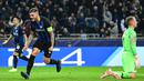 Striker Inter Milan, Mauro Icardi, merayakan gol yang dicetaknya ke gawang Barcelona pada laga Liga Champions di Stadion San Siro, Milan, Selasa (6/11). Kedua klub bermain imbang 1-1. (AFP/Miguel Medina)