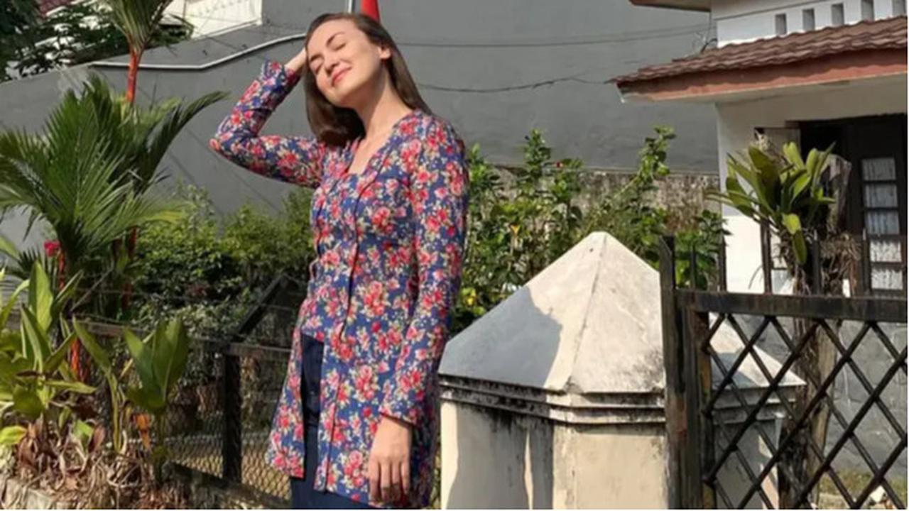 Pesonanya Masih Memikat di Usia 40-an, Intip Potret Rianti Cartwright yang Tetap Awet Muda