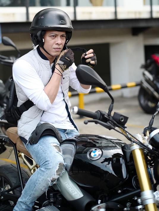 FOTO Pesona Ariel  Noah  Saat Mengendarai Motor Gede Hot 