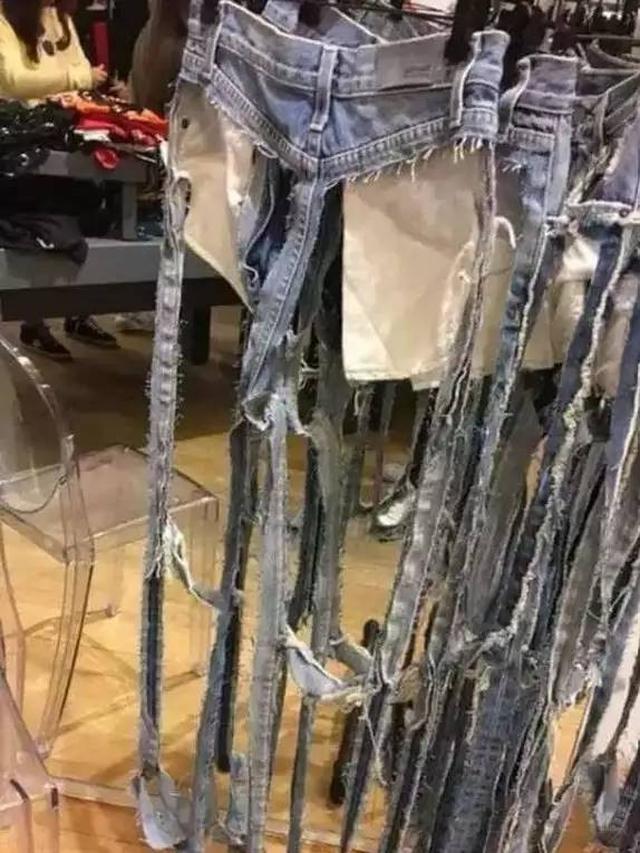 7 Potret Celana Jeans Nyeleneh dengan Model Tak Biasa Ini Bikin Geleng Kepala