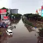 Derasnya arus membuat sejumlah kendaraan tak dapat diselamatkan. Begitupun seorang karyawan toko menjadi korban keganasan banjir Bandung.