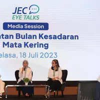 DR Dr. Tri Rahayu, SpM(K), FIACLE, Dokter Spesialis Mata dan Ketua Contact Lens Service JEC Hospitals and Clinics (tengah), dan Dr. Nina Asrini Noor, SpM, Dokter Spesialis Mata dan Ketua Dry Eye Service JEC Eye Hospitals and Clinics (kanan) pada saat sesi media Peringatan Bulan Kesadaran Mata Kering (7/18). Memperingati Bulan Kesadaran Mata Kering (berlangsung sepanjang Juli 2023), JEC Eye Hospitals and Clinics memperkenalkan kembali layanan terpadu unggulannya, yang khusus menangani mata kering: JEC Dry Eye Service.