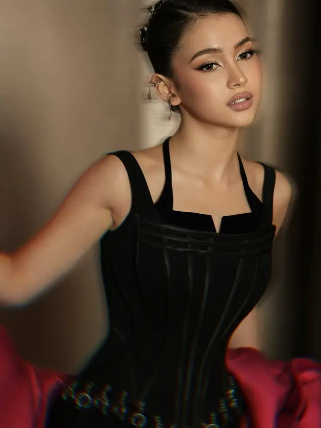  Perpaduan Nude Makeup dan Elegansi Futuristik