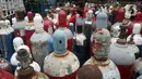 Petugas mengisi dan memeriksa tabung oksigen di PT Samator Gas Industri, Pulo Gadung, Jakarta, Jumat (6/8/2021). Kementerian Kesehatan dan Satgas Covid-19 DPR dalam sidaknya menghimbau produksi oksigen untuk industri dikurangi dan dialihkan untuk kebutuhan pasien Covid-19. (Liputan6com/JohanTallo)