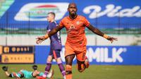 Pemain Persiraja Banda Aceh, Paulo Henrique merayakan gol ke gawang Persita Tangerang dalam laga pekan ke-7 BRI Liga 1 2021/2022 di Stadion Moch Soebroto, Magelang, Sabtu (16/10/2021). (Bola.com/Bagaskara Lazuardi)