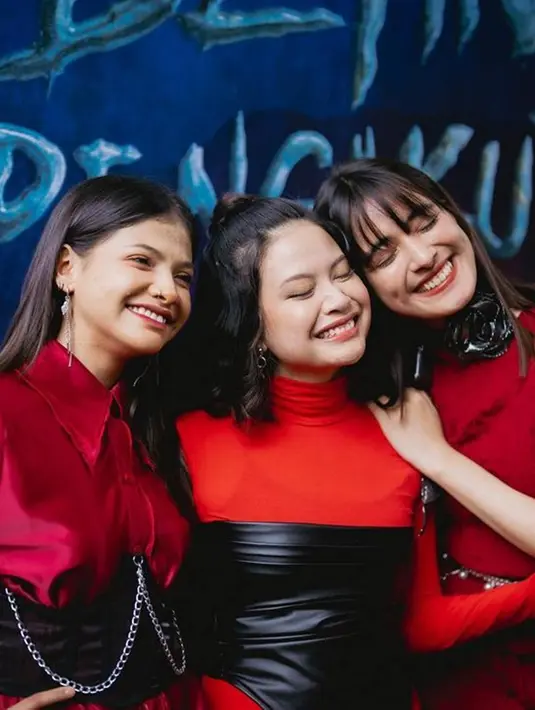 Tampil dengan busana bernuansa merah, para aktris yang sudah banyak menghiasi layar lebar ini pun tampil menawan. Memiliki jarak usia yang berbeda-beda, ketiganya sudah populer dalam berbagai perannya di dunia akting dalam berbagai genre. (Liputan6.com/IG/@sarafajira)