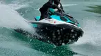 Mengenakan gamis syar'i lengkap dengan jilbab panjang, Umi Pipik tetap terlihat santai saat mengendalikan jet ski. Ia menyusuri perairan Danau Toba selama 45 menit dengan rute dari Samosir hingga Toba. Meskipun menggunakan pakaian tertutup, ia tetap lincah dan fokus menjaga keseimbangan selama perjalanan. (Liputan6.com/IG/@_ummi_pipik_)