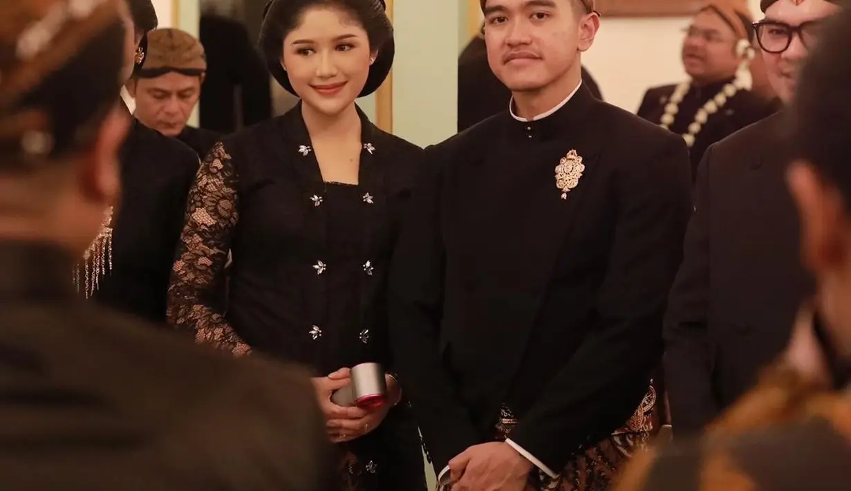 Di momen yang terbaru, Erina Gudono tampil anggun mengenakan kebaya klasik berwarna hitam dengan baby bumpnya yang semakin besar. Mana gaya berkebaya yang jadi favoritmu, Sahabat FIMELA? [Foto: Instagram/erinagudono]