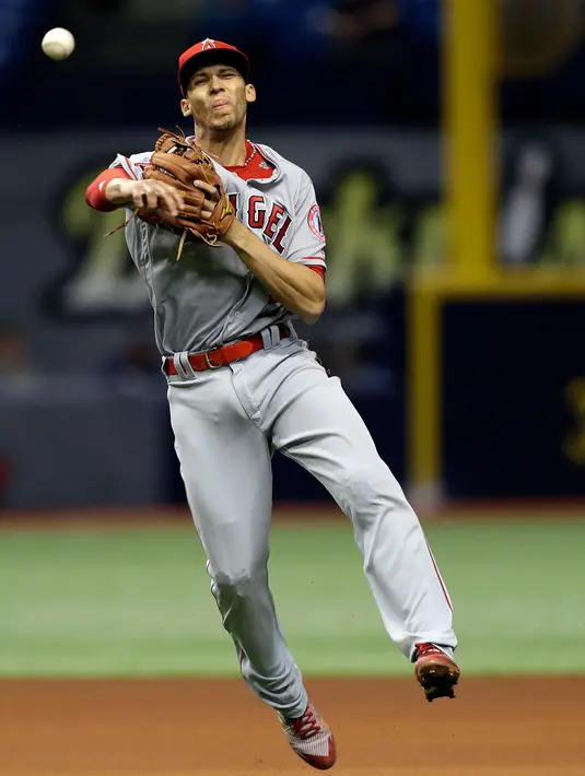 Pemain Los Angeles Angels, Andrelton Simmons melempar bola saat pertandingan ketujuh melawan Tampa Bay Rays di St. Petersburg, Florida (23/5). (AP Photo / Chris O 'Meara)