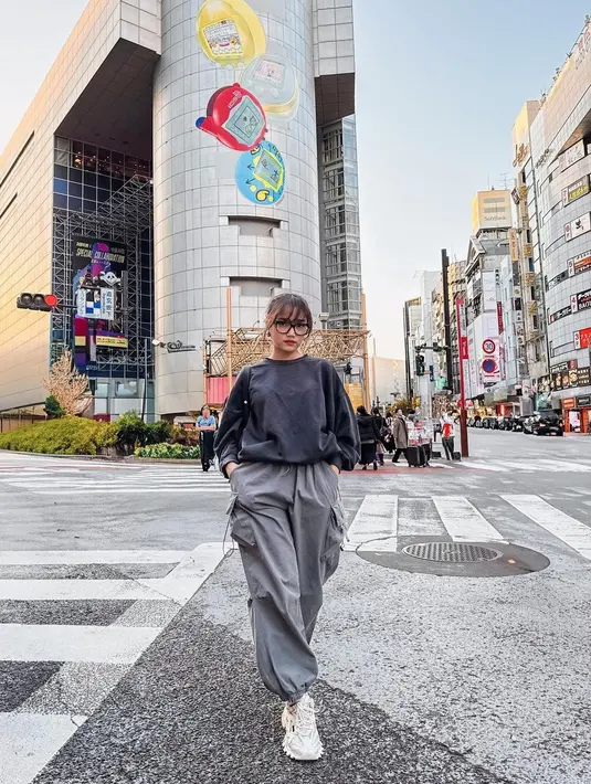 Momen lainnya memperlihatkan Fuji tampil dengan gaya edgy. Ia mengenakan set crop top dan loose pants warna cream. Boots warna putih pun melengkapi penampilannya. [@fuji_an]
