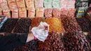 Pedagang kurma menunjukkan barang dagangannya di Pasar Tanah Abang, Jakarta, Kamis (2/5). Menjelang bulan Ramadan, permintaan buah kurma meningkat dua kali lipat dibanding hari biasa. (Liputan6.com/JohanTallo)