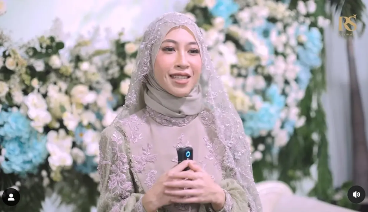 Adiba pun terlihat sangat puas dan percaya diri mengenakan dress yang indah dengan brokat itu. [Foto: Instagram/hijazpictura]