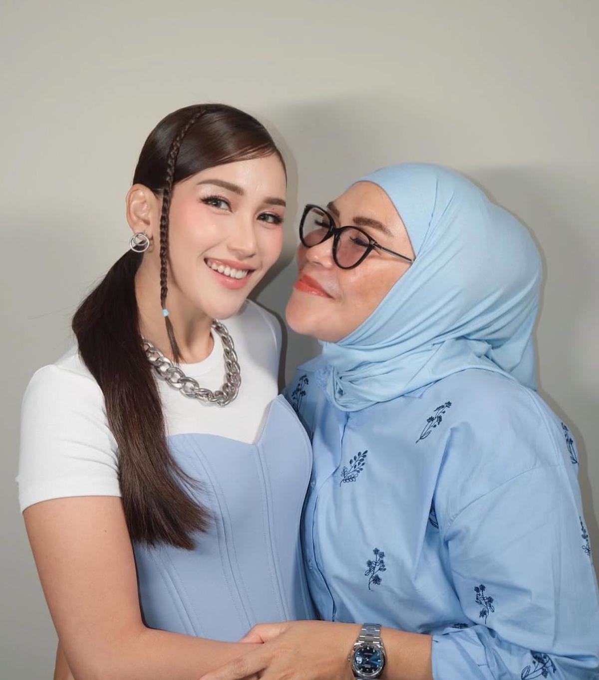 Berangkat Umrah, Ayah Ojak dan Umi Kalsum Pastikan Akan Berdoa di Tanah Suci Agar Ayu Ting Ting Dapat Jodoh