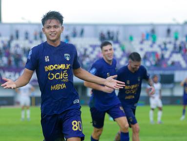 Pemain Persita Tangerang, Hokky Caraka, melakukan selebrasi setelah mencetak gol ke gawang Persik Kediri dalam laga lanjutan BRI Super League 2025/2026 di Stadion Indomilk Arena, Minggu (21/12/2025) sore WIB. (Bola.com/ M Iqbal Ichsan)