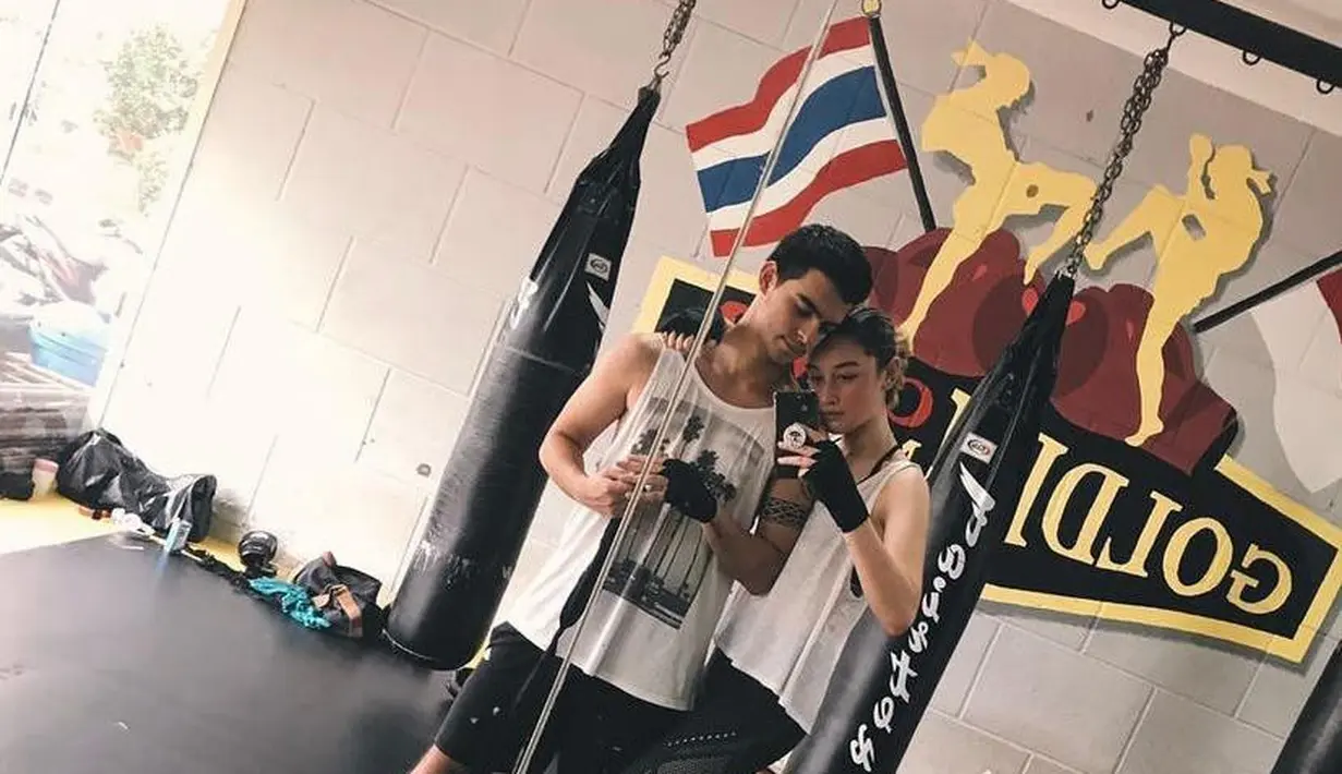 Sama-sama hobi olahraga, Natasha dan Ciccio tampil serasi mengenakan sleeveless top warna putih dan sepatu olahraga warna hitam. (Instagram/ciomanassero).