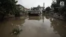 Kondisi kawasan Cipinang Melayu saat terendam banjir, Jakarta Timur, Senin (5/2). Akibat intensitas hujan yang cukup tinggi, permukiman di wilayah Cipinang Melayu tergenang air setinggi 30-40 cm. (Liputan6.com/Arya Manggala)