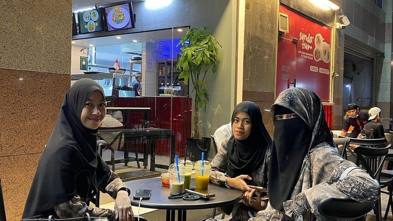 Ummi Pipik dan Anak-Anak Suka Seragaman