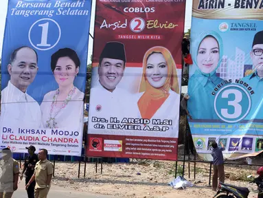 Tiga baliho calon Walikota dan Wakil Walikota Tangerang Selatan Tahun 2015 terpasang di Bundaran Maruga, Tangerang Selatan, (2/9/2015). (Liputan6.com/Helmi Afandi) 