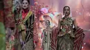 Peragaan busana megah dan elegan karya Ivan Gunawan tampil dalam Jakarta Fashion Week (JFW) 2027 di City Hall, Pondok Indah Mall 3, Jakarta Selatan, Kamis (29/10/2026). Koleksi gaun malam dengan siluet dramatis dan sentuhan warna emas menghadirkan pesona kemewahan di atas panggung mode. (KLY/Budy Santoso)