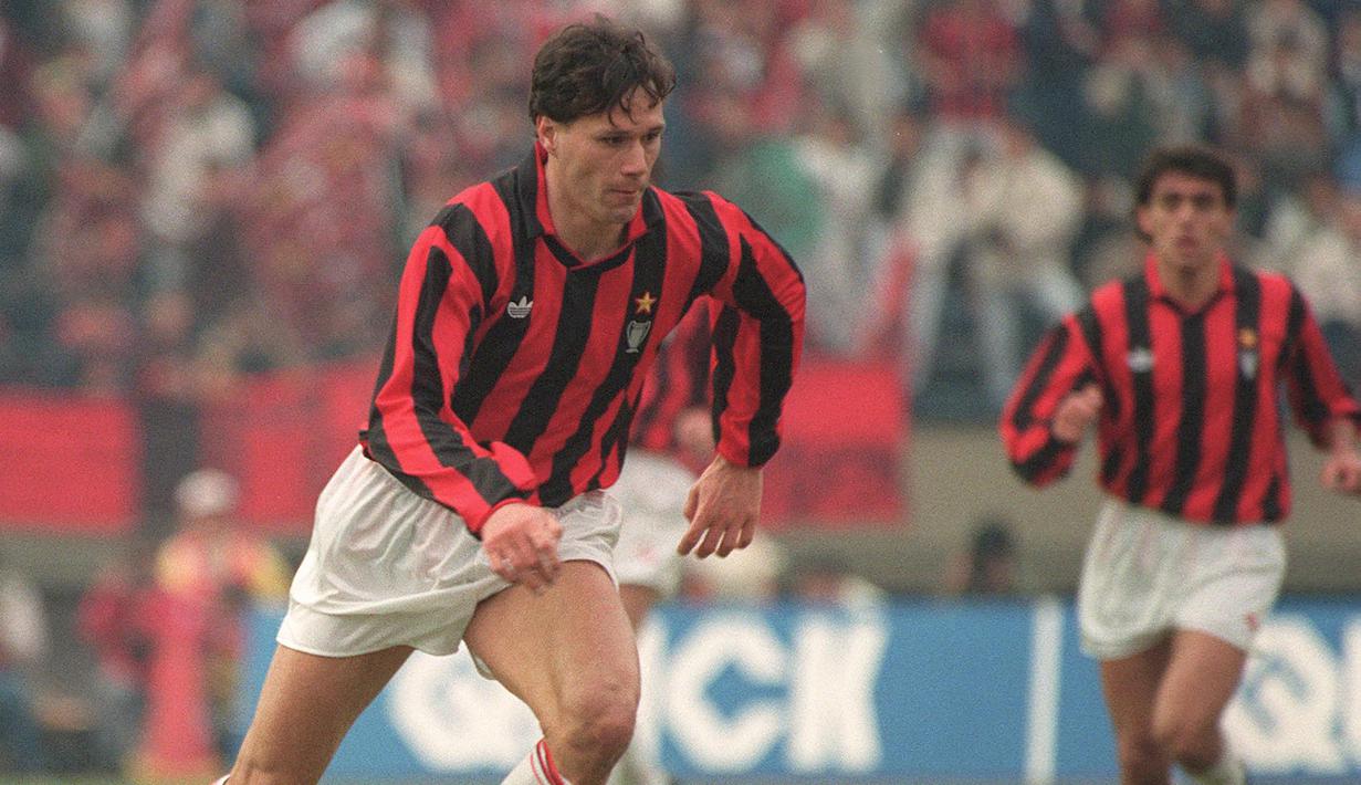 Marvo van Basten. Dengan mencetak 25 gol pada musim 1991/1992 striker AC Milan ini menjadi top Skor Liga Italia mengungguli Roberto Baggio (Juventus) yang mengoleksi 18 gol. AC Milan juga dibawanya menjuarai Liga Italia pada musim tersebut, mengungguli Juventus dan Torino. (AFP/Toshifumi Kitamura)