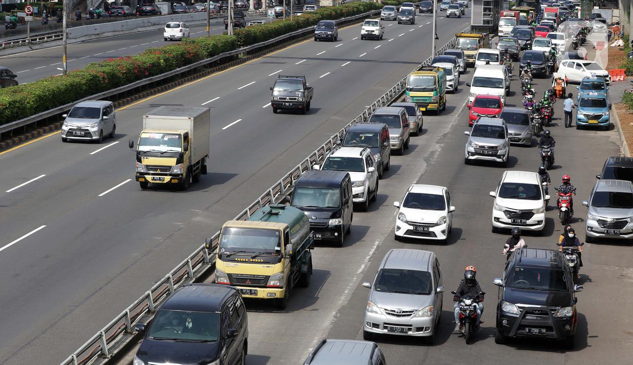 Kepadatan arus lalu lintas jalan Jenderal Gatot Subroto, Jakarta, Jumat (6/8/2021). Dirlantas Polda Metro Jaya mencatat, pada pelaksanaan PPKM level 4 minggu kedua terdapat kenaikan mobilitas warga Jakarta sebesar 26 persen dibanding saat PPKM Darurat dan PPKM Mikro. (Liputan6.com/Helmi Fithriansyah