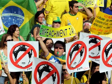 Ribuan warga membawa spanduk saat unjuk rasa mengecam skandal korupsi yang melanda para politisi dari partai Presiden Rousseff di Sao Paulo, Brasil, Minggu (16/08/2015). Unjuk rasa berlangsung lebih dari 200 kota di Brazil. (REUTERS/Paulo Whitaker)