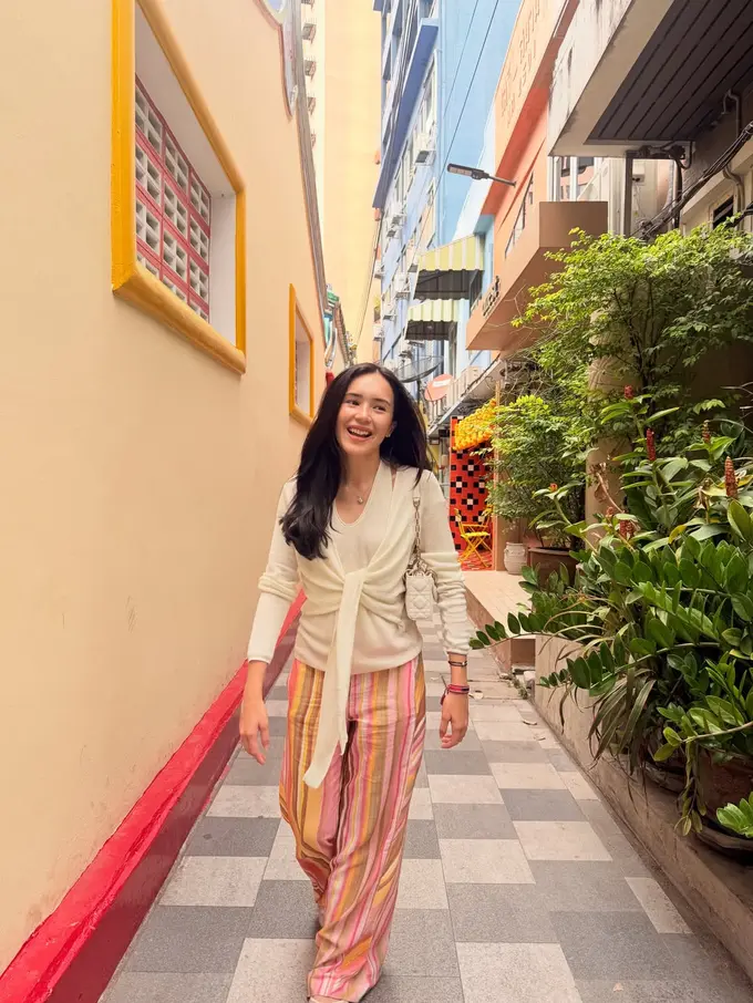 Gaya Kasual Beby Tsabina Liburan di Thailand, Tampil Cerah dengan Paduan Warna Pastel yang Fresh