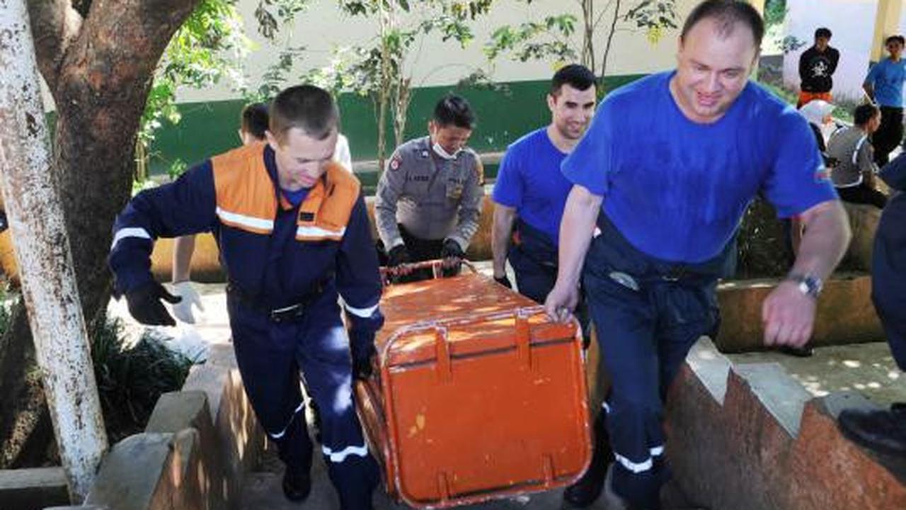 Tim SAR Rusia memasang rangka tenda di halaman sekolah kawasan Cijeruk 