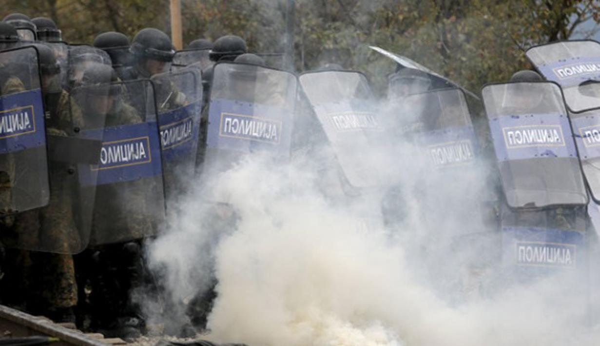 Imigran memberikan perlawanan saat Polisi Makedonia melarang para imigran mendirikan tenda di sekitar rel kereta api di Desa Idomeni, Yunani (28/11/2015). (REUTERS/Yannis Behrakis)