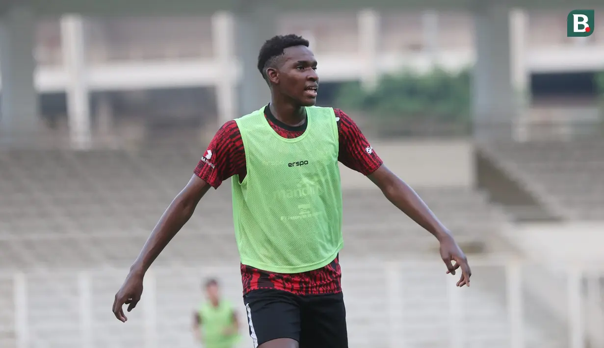 <p>Pemain Timnas Indonesia U-19, Camara Ousmane Maket saat menjalani gim internal dalam rangkaian pemusatan latihan Timnas Indonesia U-19 di Stadion Madya, Senayan, Jakarta, Senin (1/7/2024) sebagai persiapan menghadapi ajang Piala AFF U-19 2024 yang akan berlangsung pada 17 hingga 29 Juli 2024. (Bola.com/M Iqbal Ichsan)</p>