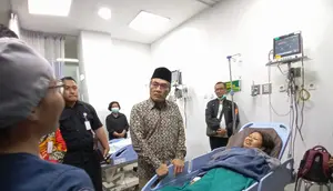 Bupati Abdul Halim Muslih menjenguk korban keracunan makanan di RSUD Panembahan Senopati, Kamis (12/9/2024). Dari total 300-an nasi yang dibagikan, 11 korban telah ditangani. (Kukuh Setyono)