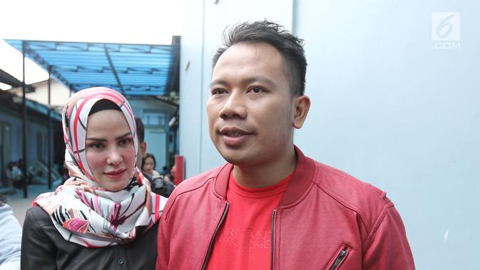 Pasangan selebriti Vicky Prasetyo dan Angel Lelga menjawab pertanyaan awak media usai mengisi acara di kawasan Tendean, Jakarta, Selasa (9/1).  Vicky Prasetyo berjanji akan berusaha menjadi suami yang baik untuk Angel Lelga. (Liputan6.com/Herman Zakharia)